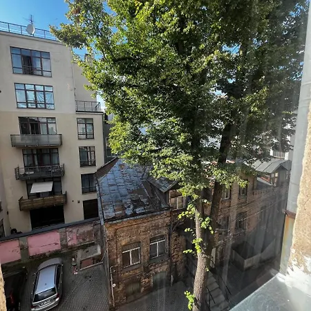 Апартаменти Charming In Heart Of